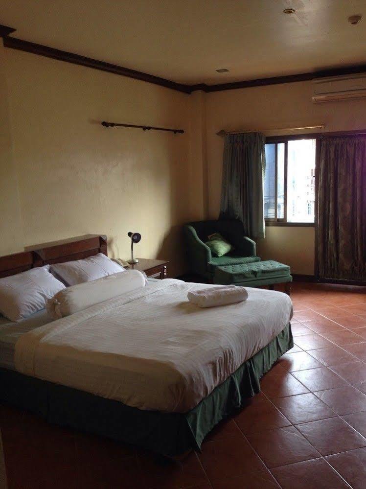 The Irish Clock Hotell Udon Thani Eksteriør bilde